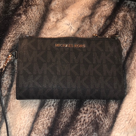 Michael Kors Handbags - 🔅Michael Kors Wristlet🔅